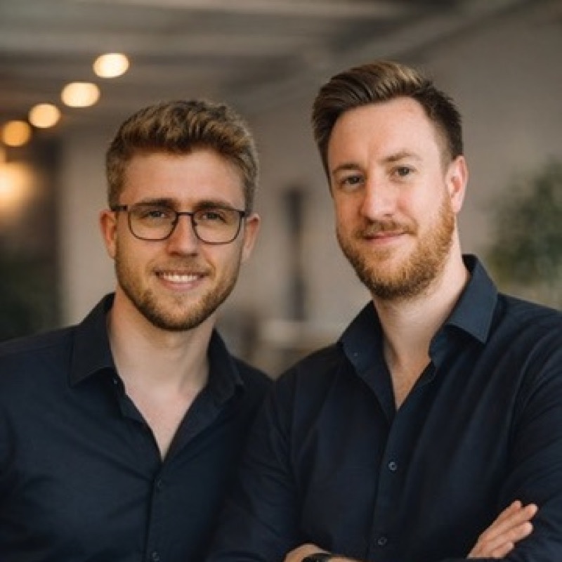 Julian und Martin, die beiden Freelancer hinter alle-events.de, lächeln nebeneinander in die Kamera